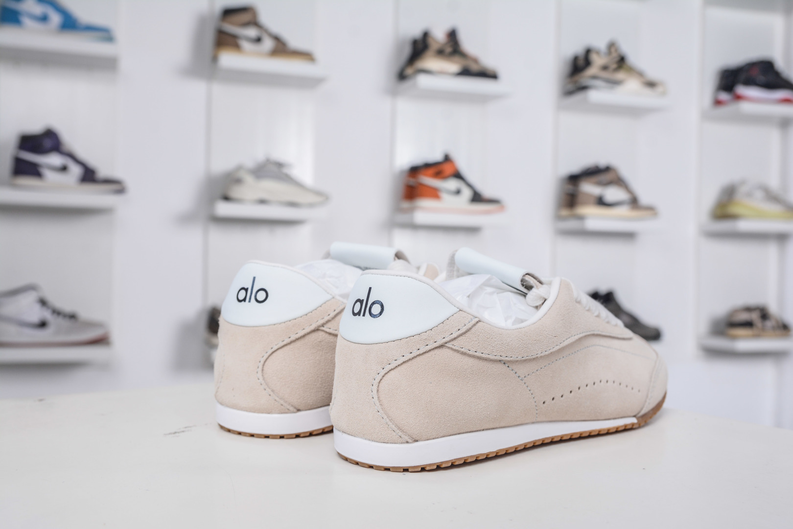 210 Alo yoga Sunset Seaker 米色 休闲城市通勤复古薄底德迅鞋