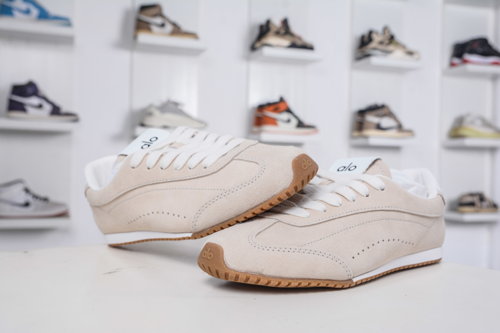 210 Alo yoga Sunset Seaker 米色 休闲城市通勤复古薄底德迅鞋