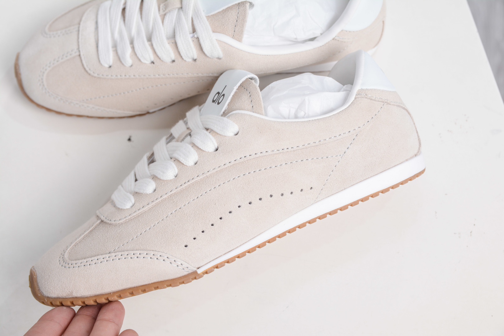 210 Alo yoga Sunset Seaker 米色 休闲城市通勤复古薄底德迅鞋