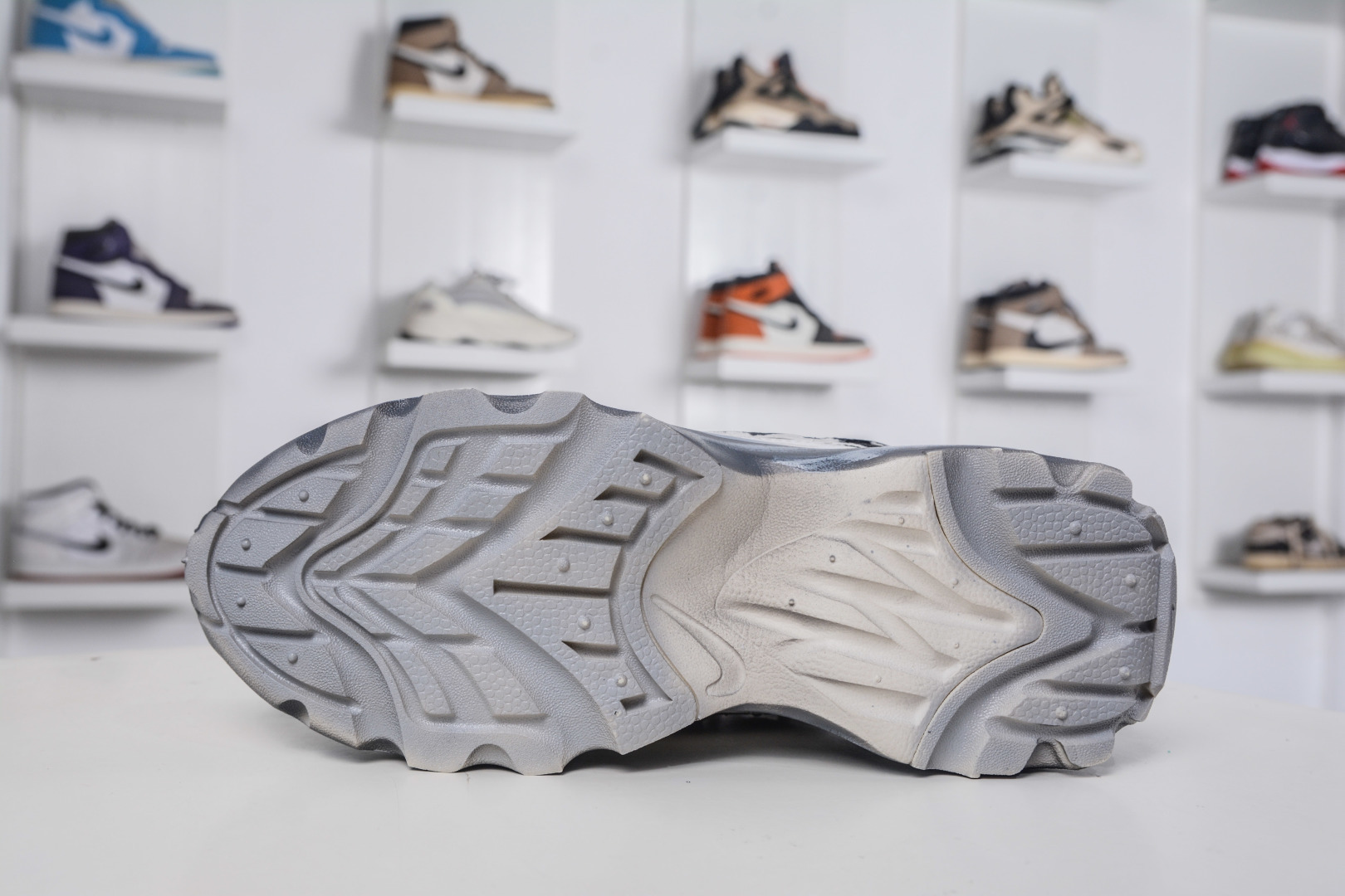 280 W NIKE TC 7900 手工定制 注入非凡时尚气息 塑就高雅外观 DD9682-100