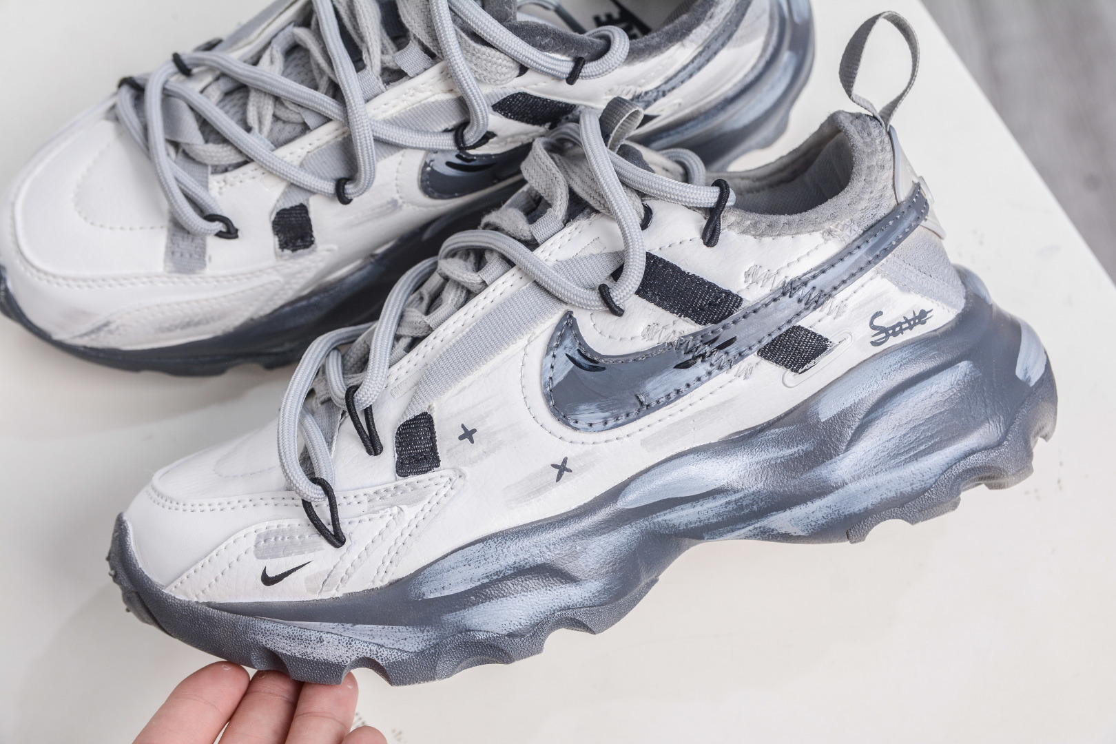 280 W NIKE TC 7900 手工定制 注入非凡时尚气息 塑就高雅外观 DD9682-100