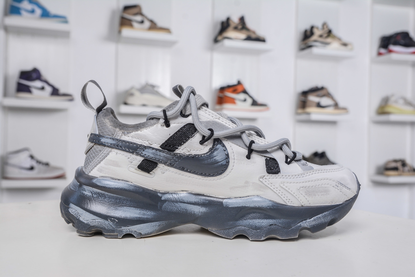 280 W NIKE TC 7900 手工定制 注入非凡时尚气息 塑就高雅外观 DD9682-100