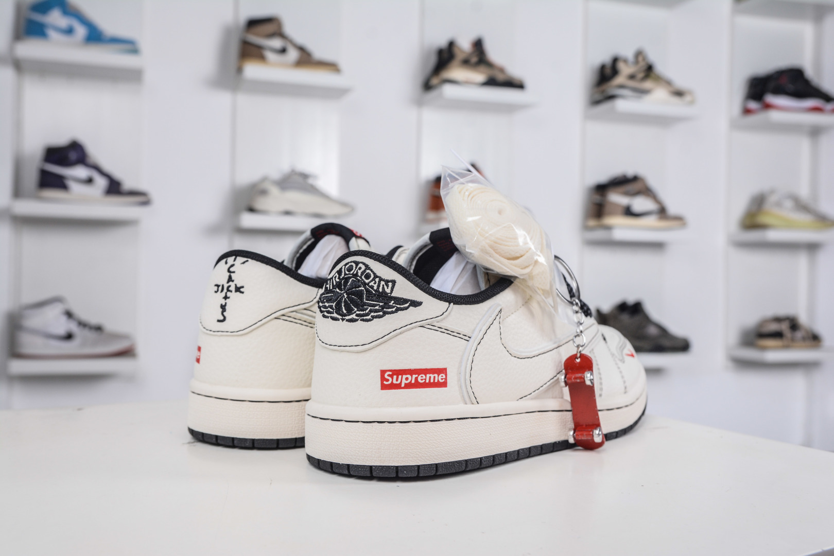 TS x Air Jordan x Supreme AJ1 Low 倒钩低帮联名SUP-白黑缝线 HH7518-089