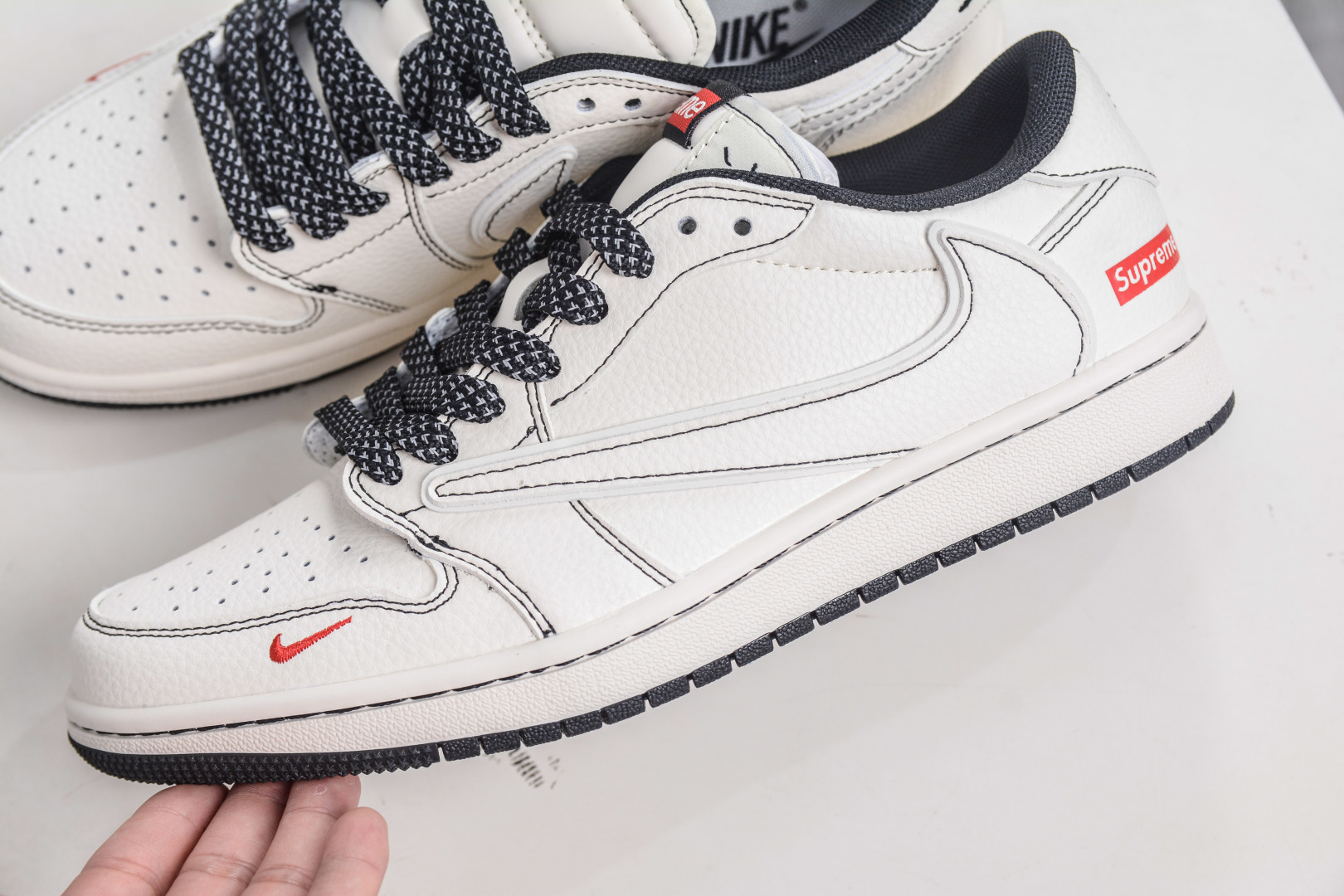 TS x Air Jordan x Supreme AJ1 Low 倒钩低帮联名SUP-白黑缝线 HH7518-089