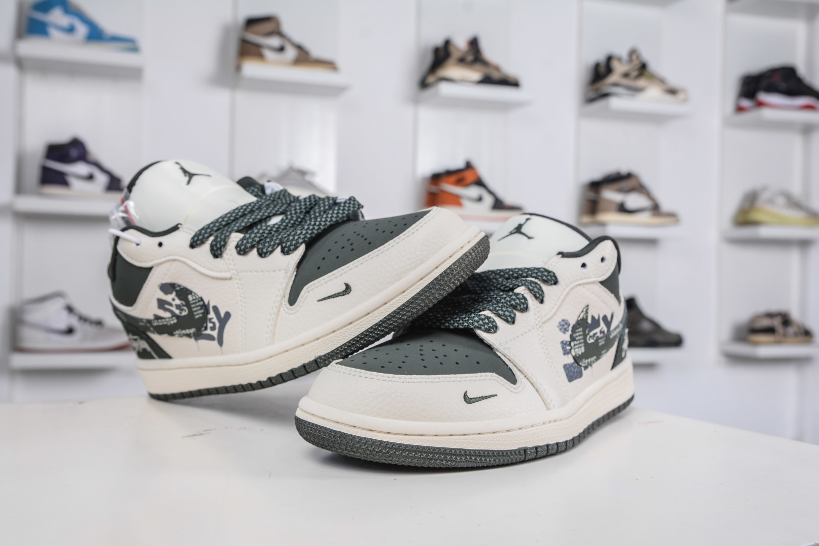 Air Jordan 1 Retro Low x Stussy 斯图西联名-白深绿 QD1988-002-莆田鞋,莆田鞋货源,高仿鞋,高仿鞋货源,安福档口,莆田高仿鞋,莆田鞋批发,高仿鞋批发,莆田高仿运动鞋,高仿运动鞋,莆田运动鞋 Air Jordan 1 Retro Low x Stussy 斯图西联名-白深绿 QD1988-002