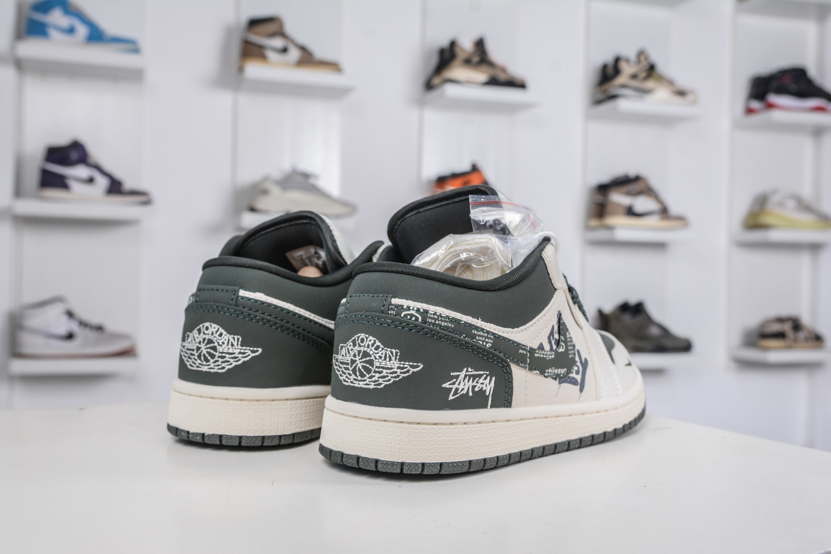 Air Jordan 1 Retro Low x Stussy 斯图西联名-白深绿 QD1988-002-莆田鞋,莆田鞋货源,高仿鞋,高仿鞋货源,安福档口,莆田高仿鞋,莆田鞋批发,高仿鞋批发,莆田高仿运动鞋,高仿运动鞋,莆田运动鞋 Air Jordan 1 Retro Low x Stussy 斯图西联名-白深绿 QD1988-002
