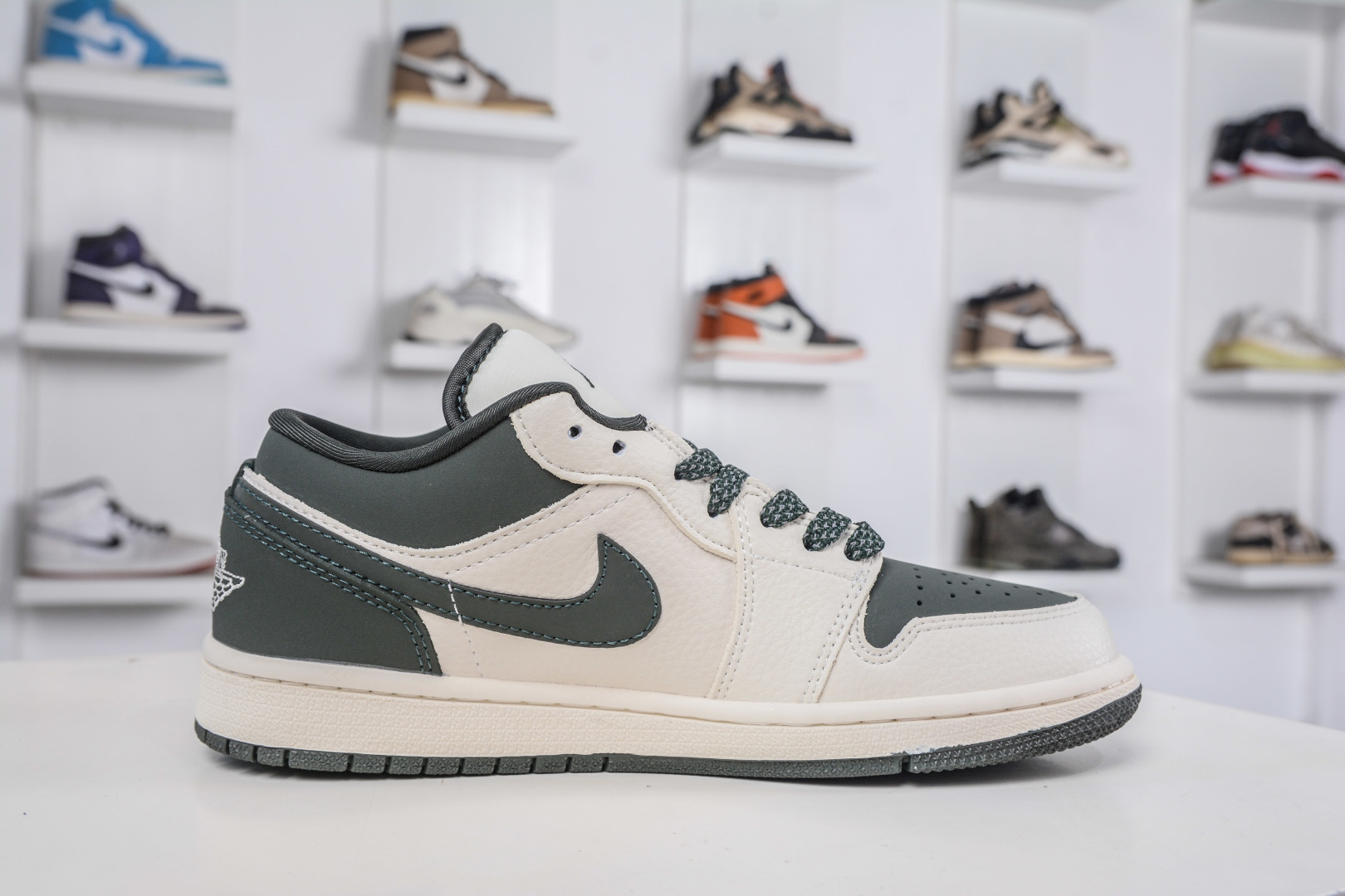 Air Jordan 1 Retro Low x Stussy 斯图西联名-白深绿 QD1988-002-莆田鞋,莆田鞋货源,高仿鞋,高仿鞋货源,安福档口,莆田高仿鞋,莆田鞋批发,高仿鞋批发,莆田高仿运动鞋,高仿运动鞋,莆田运动鞋 Air Jordan 1 Retro Low x Stussy 斯图西联名-白深绿 QD1988-002