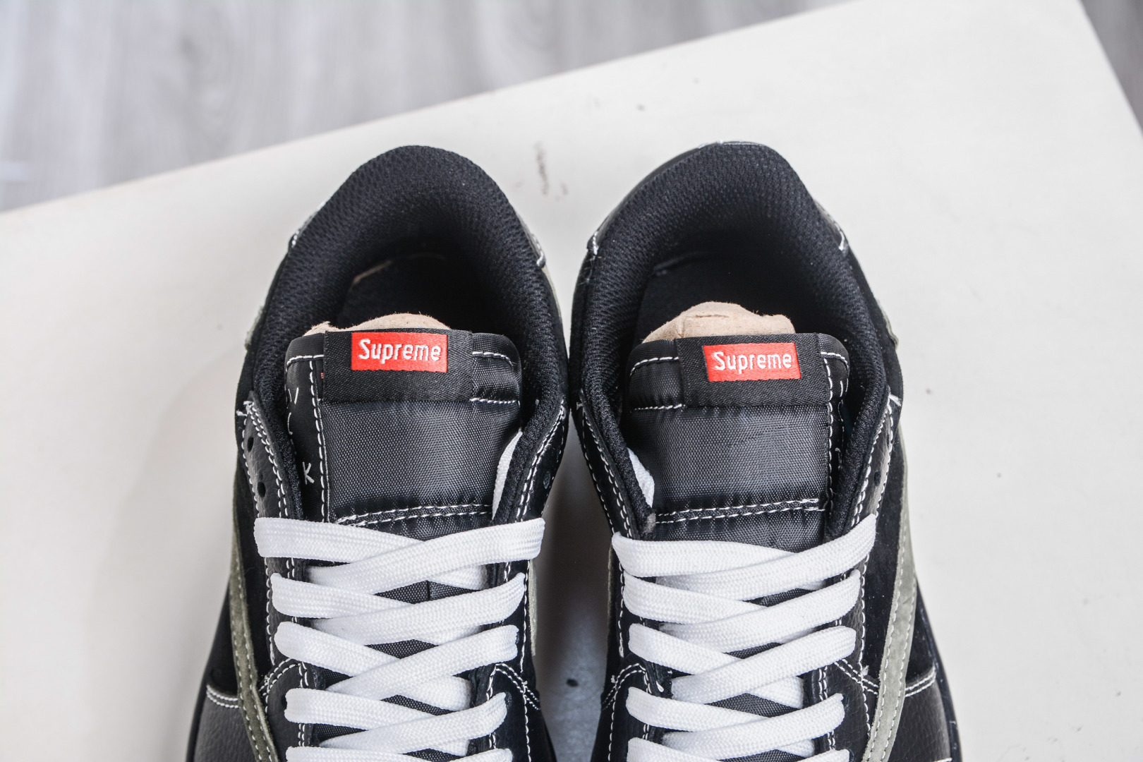 TS x Air Jordan AJ1 Low x Stone Island x Supreme 倒钩低帮联名SUP石头岛定制配色 黑墨绿 DZ5899-025-莆田鞋,莆田鞋货源,高仿鞋,高仿鞋货源,安福档口,莆田高仿鞋,莆田鞋批发,高仿鞋批发,莆田高仿运动鞋,高仿运动鞋,莆田运动鞋 TS x Air Jordan AJ1 Low x Stone Island x Supreme 倒钩低帮联名SUP石头岛定制配色 黑墨绿 DZ5899-025