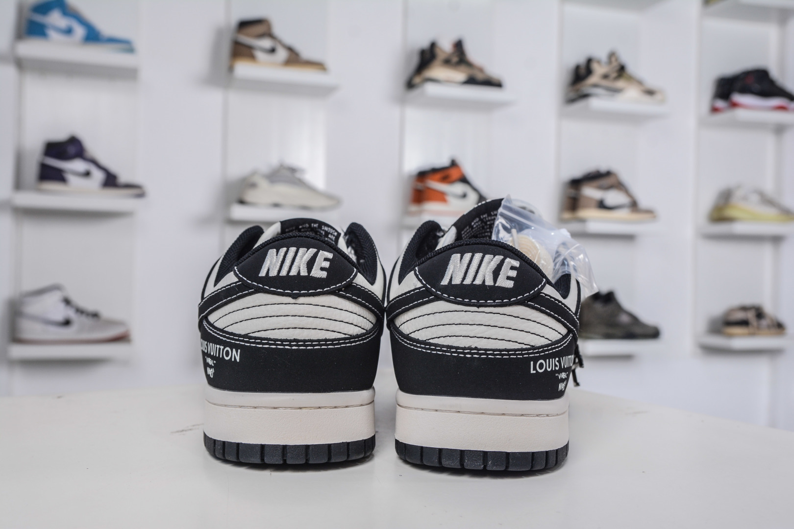 Nike SB Dunk Low x Louis Vuitton LV联名-黑白印花 CS1688-111-莆田鞋,莆田鞋货源,高仿鞋,高仿鞋货源,安福档口,莆田高仿鞋,莆田鞋批发,高仿鞋批发,莆田高仿运动鞋,高仿运动鞋,莆田运动鞋 Nike SB Dunk Low x Louis Vuitton LV联名-黑白印花 CS1688-111