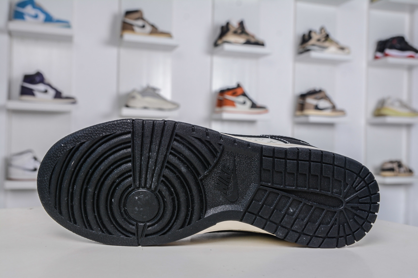 Nike SB Dunk Low x Louis Vuitton LV联名-黑白印花 CS1688-111-莆田鞋,莆田鞋货源,高仿鞋,高仿鞋货源,安福档口,莆田高仿鞋,莆田鞋批发,高仿鞋批发,莆田高仿运动鞋,高仿运动鞋,莆田运动鞋 Nike SB Dunk Low x Louis Vuitton LV联名-黑白印花 CS1688-111