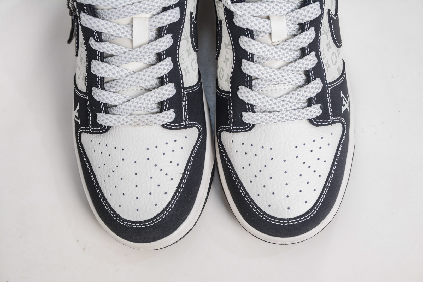 Nike SB Dunk Low x Louis Vuitton LV联名-黑白印花 CS1688-111-莆田鞋,莆田鞋货源,高仿鞋,高仿鞋货源,安福档口,莆田高仿鞋,莆田鞋批发,高仿鞋批发,莆田高仿运动鞋,高仿运动鞋,莆田运动鞋 Nike SB Dunk Low x Louis Vuitton LV联名-黑白印花 CS1688-111