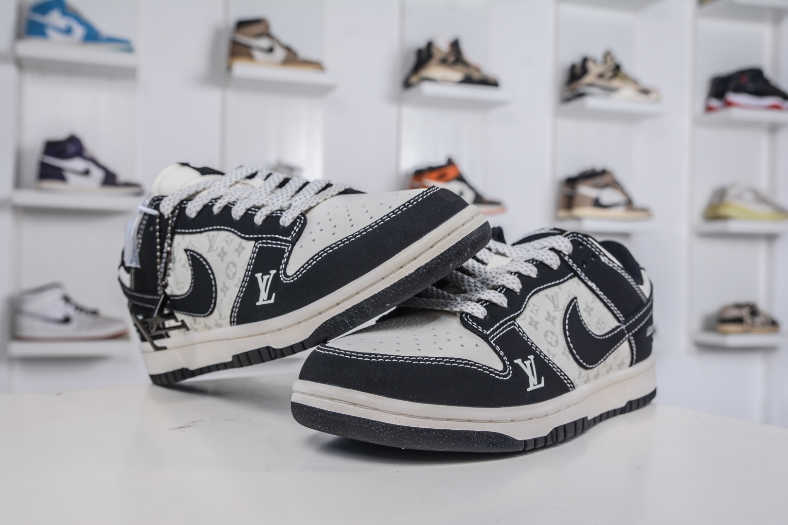 Nike SB Dunk Low x Louis Vuitton LV联名-黑白印花 CS1688-111-莆田鞋,莆田鞋货源,高仿鞋,高仿鞋货源,安福档口,莆田高仿鞋,莆田鞋批发,高仿鞋批发,莆田高仿运动鞋,高仿运动鞋,莆田运动鞋 Nike SB Dunk Low x Louis Vuitton LV联名-黑白印花 CS1688-111