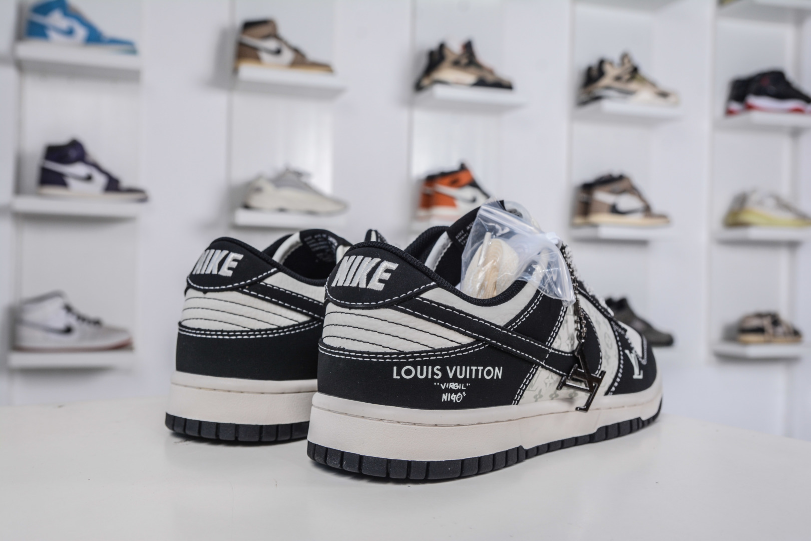 Nike SB Dunk Low x Louis Vuitton LV联名-黑白印花 CS1688-111-莆田鞋,莆田鞋货源,高仿鞋,高仿鞋货源,安福档口,莆田高仿鞋,莆田鞋批发,高仿鞋批发,莆田高仿运动鞋,高仿运动鞋,莆田运动鞋 Nike SB Dunk Low x Louis Vuitton LV联名-黑白印花 CS1688-111