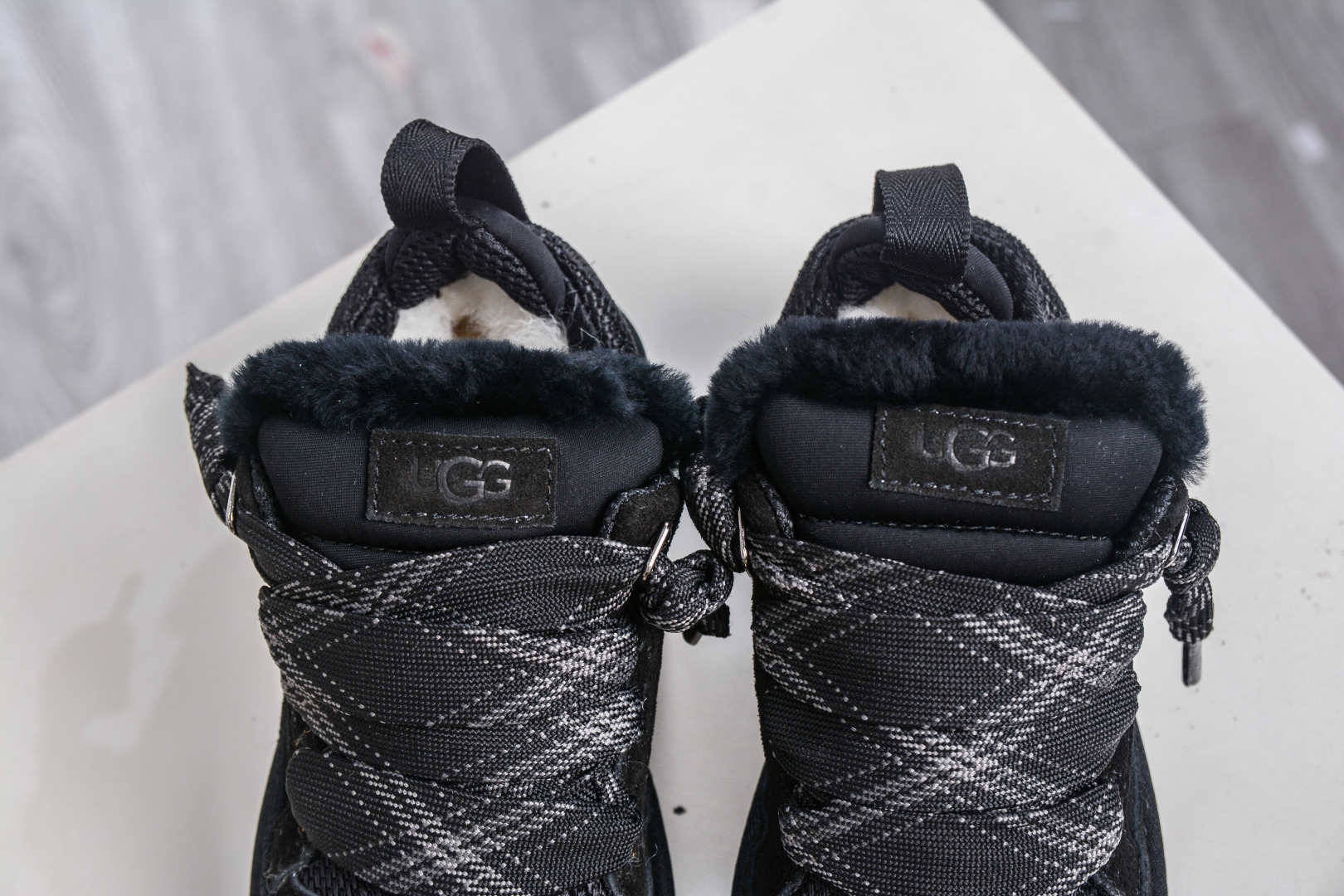 UGG Classic Uitra Mini 梅尔拼接鞋带低帮休闲鞋 W/1144032-莆田鞋,莆田鞋货源,高仿鞋,高仿鞋货源,安福档口,莆田高仿鞋,莆田鞋批发,高仿鞋批发,莆田高仿运动鞋,高仿运动鞋,莆田运动鞋 UGG Classic Uitra Mini 梅尔拼接鞋带低帮休闲鞋 W/1144032