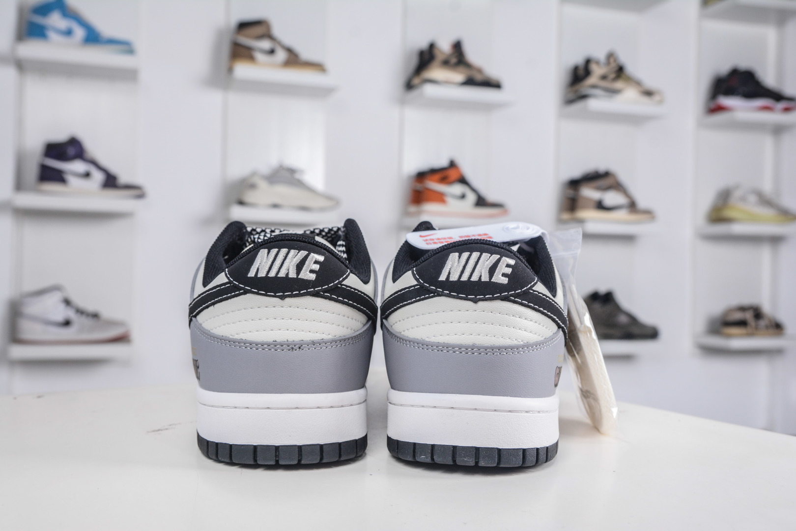 Nike SB Dunk Low x GUCCI 古驰联名-米灰黑勾 CS1688-134-High Quatity Cheap Brand wholesale wholesaler seller Clothes Bags handbags Sneakers Top Fashion Clothing Shoes from China Factory Chinese suppliers best Quality Beautiful Price Nike SB Dunk Low x GUCCI 古驰联名-米灰黑勾 CS1688-134