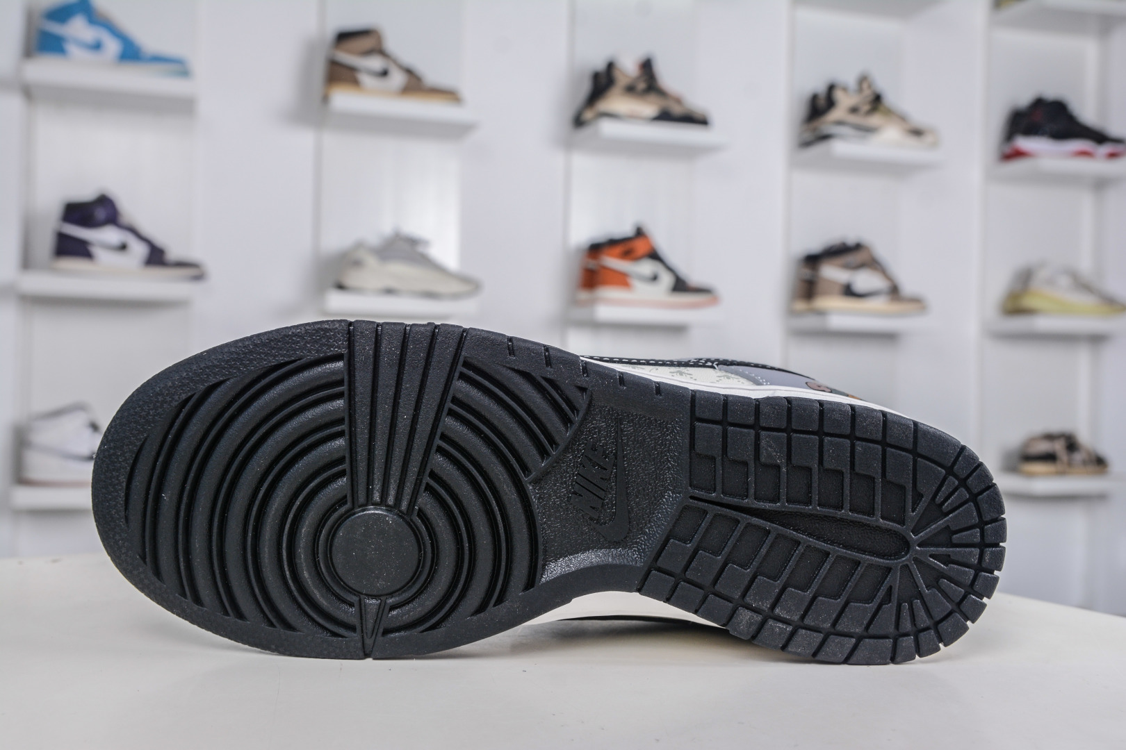 Nike SB Dunk Low x GUCCI 古驰联名-米灰黑勾 CS1688-134-High Quatity Cheap Brand wholesale wholesaler seller Clothes Bags handbags Sneakers Top Fashion Clothing Shoes from China Factory Chinese suppliers best Quality Beautiful Price Nike SB Dunk Low x GUCCI 古驰联名-米灰黑勾 CS1688-134