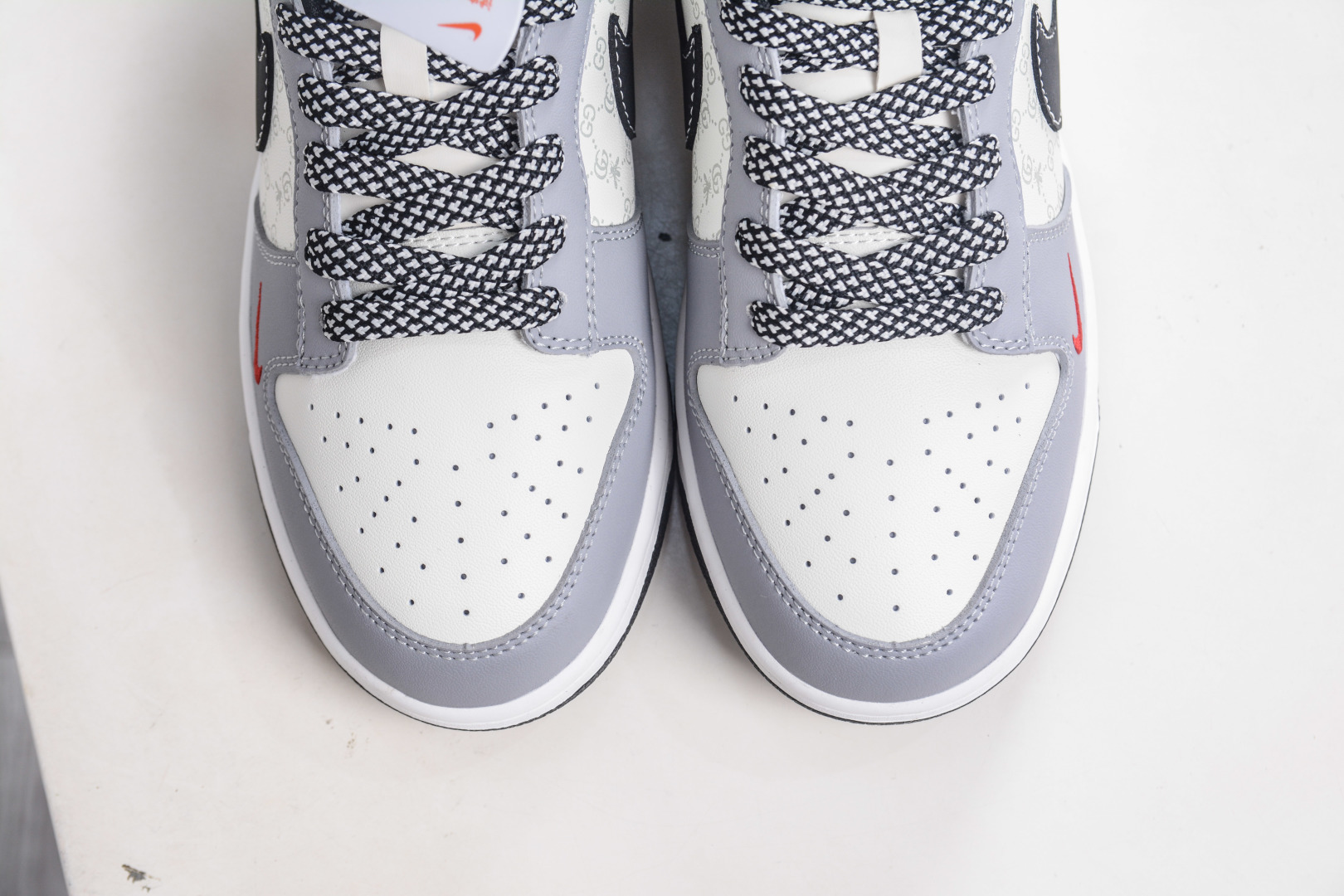 Nike SB Dunk Low x GUCCI 古驰联名-米灰黑勾 CS1688-134-High Quatity Cheap Brand wholesale wholesaler seller Clothes Bags handbags Sneakers Top Fashion Clothing Shoes from China Factory Chinese suppliers best Quality Beautiful Price Nike SB Dunk Low x GUCCI 古驰联名-米灰黑勾 CS1688-134