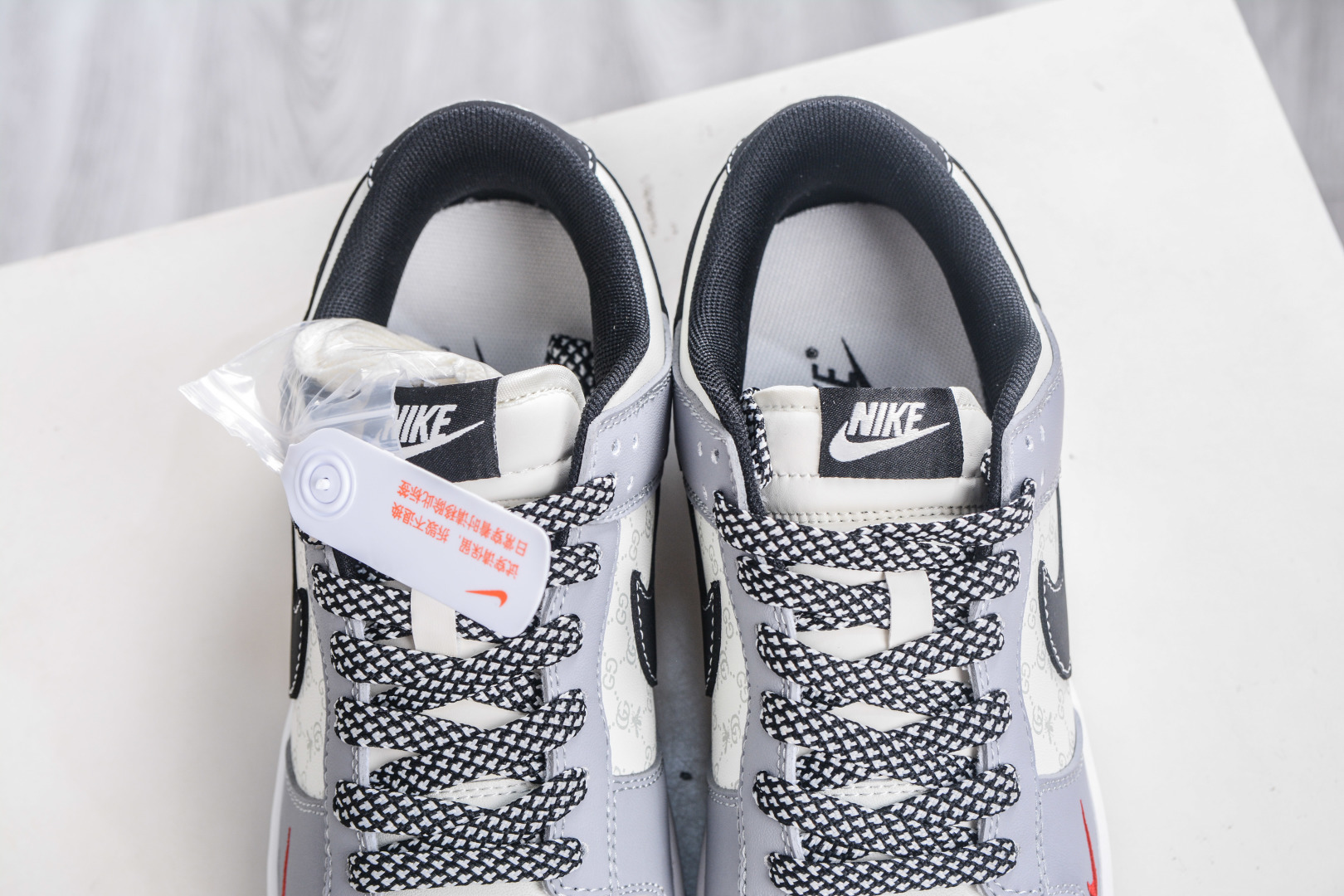 Nike SB Dunk Low x GUCCI 古驰联名-米灰黑勾 CS1688-134-High Quatity Cheap Brand wholesale wholesaler seller Clothes Bags handbags Sneakers Top Fashion Clothing Shoes from China Factory Chinese suppliers best Quality Beautiful Price Nike SB Dunk Low x GUCCI 古驰联名-米灰黑勾 CS1688-134