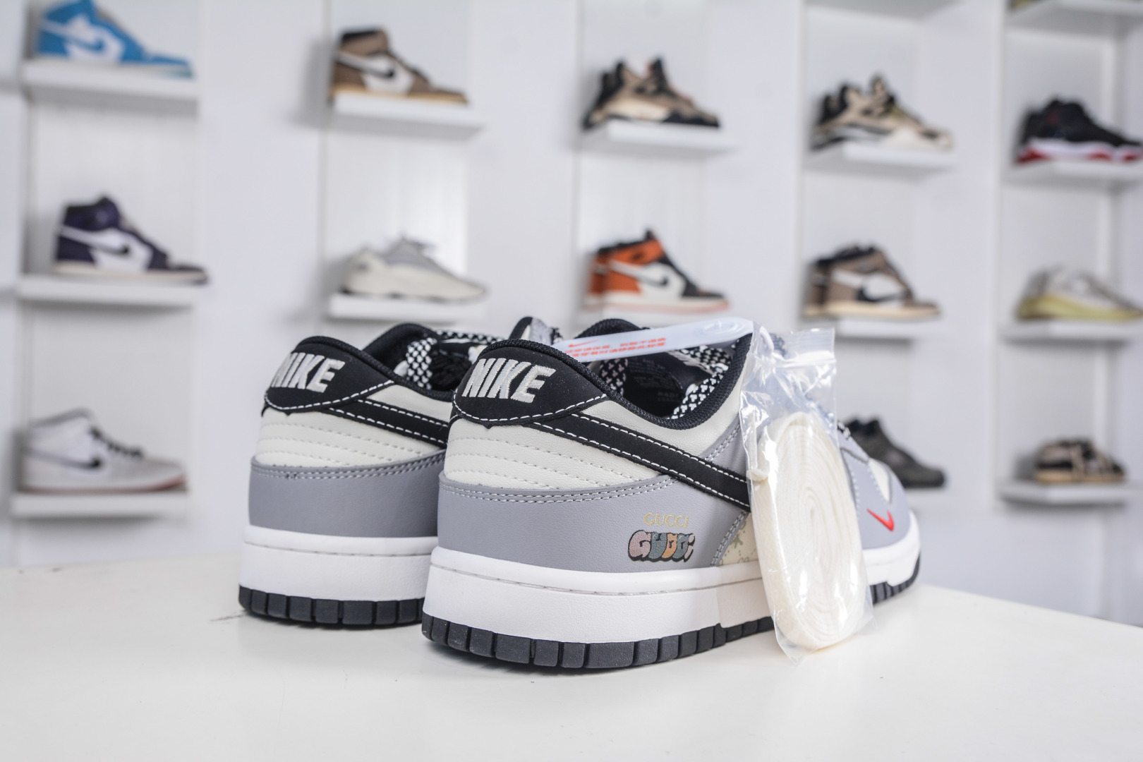 Nike SB Dunk Low x GUCCI 古驰联名-米灰黑勾 CS1688-134-High Quatity Cheap Brand wholesale wholesaler seller Clothes Bags handbags Sneakers Top Fashion Clothing Shoes from China Factory Chinese suppliers best Quality Beautiful Price Nike SB Dunk Low x GUCCI 古驰联名-米灰黑勾 CS1688-134