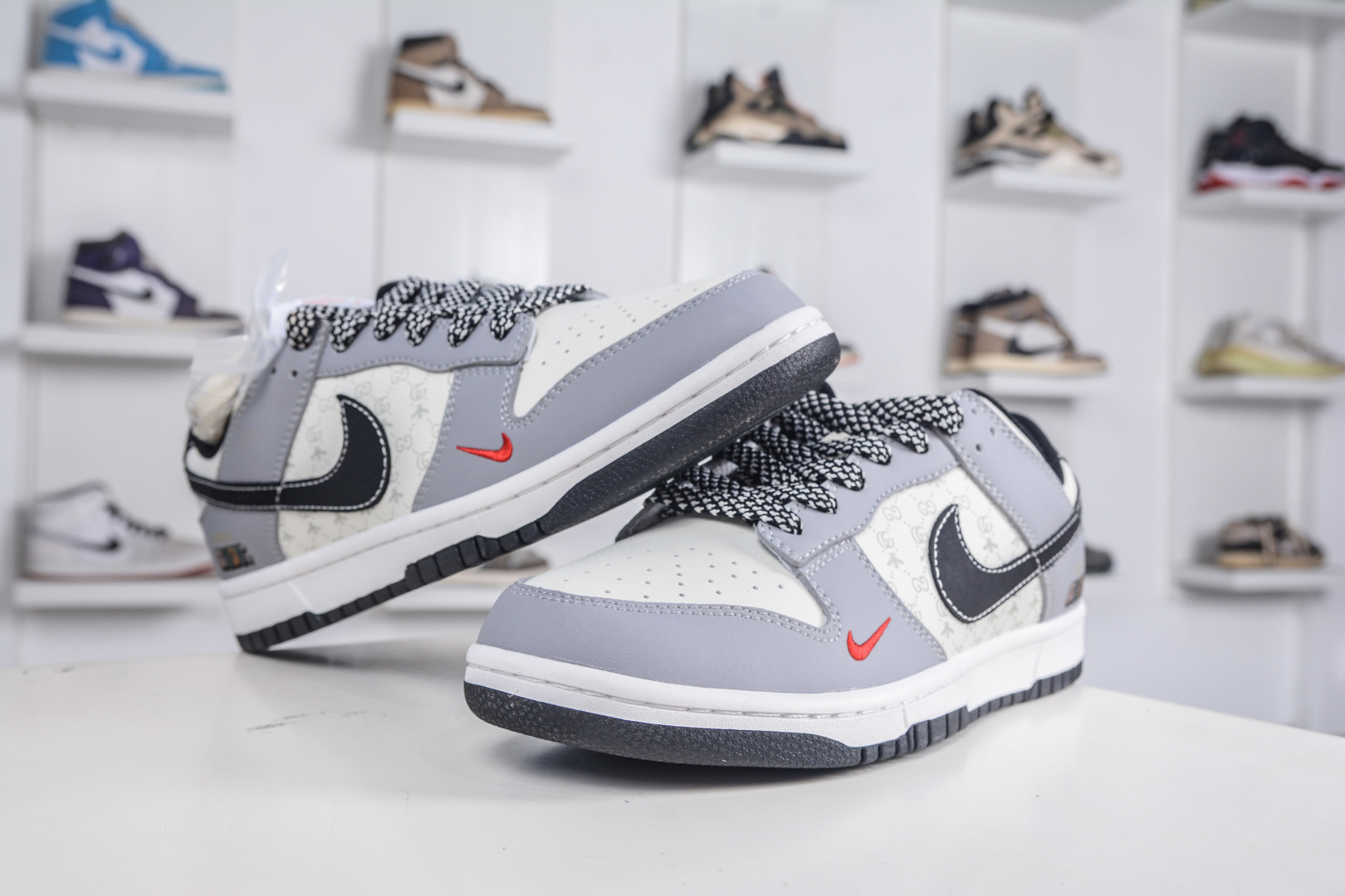 Nike SB Dunk Low x GUCCI 古驰联名-米灰黑勾 CS1688-134-High Quatity Cheap Brand wholesale wholesaler seller Clothes Bags handbags Sneakers Top Fashion Clothing Shoes from China Factory Chinese suppliers best Quality Beautiful Price Nike SB Dunk Low x GUCCI 古驰联名-米灰黑勾 CS1688-134