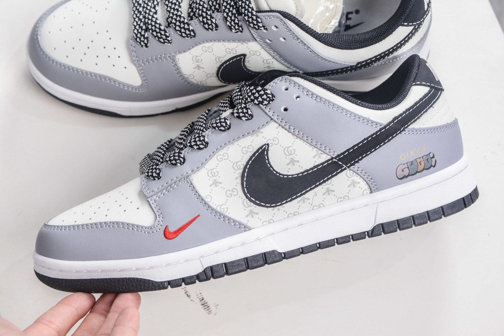 Nike SB Dunk Low x GUCCI 古驰联名-米灰黑勾 CS1688-134-High Quatity Cheap Brand wholesale wholesaler seller Clothes Bags handbags Sneakers Top Fashion Clothing Shoes from China Factory Chinese suppliers best Quality Beautiful Price Nike SB Dunk Low x GUCCI 古驰联名-米灰黑勾 CS1688-134