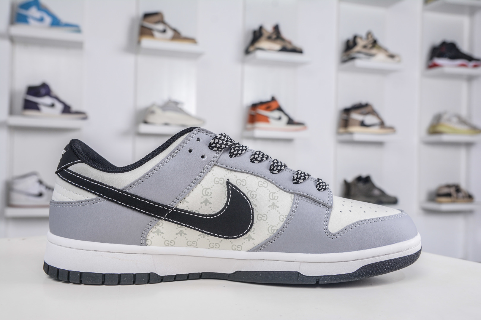 Nike SB Dunk Low x GUCCI 古驰联名-米灰黑勾 CS1688-134-High Quatity Cheap Brand wholesale wholesaler seller Clothes Bags handbags Sneakers Top Fashion Clothing Shoes from China Factory Chinese suppliers best Quality Beautiful Price Nike SB Dunk Low x GUCCI 古驰联名-米灰黑勾 CS1688-134