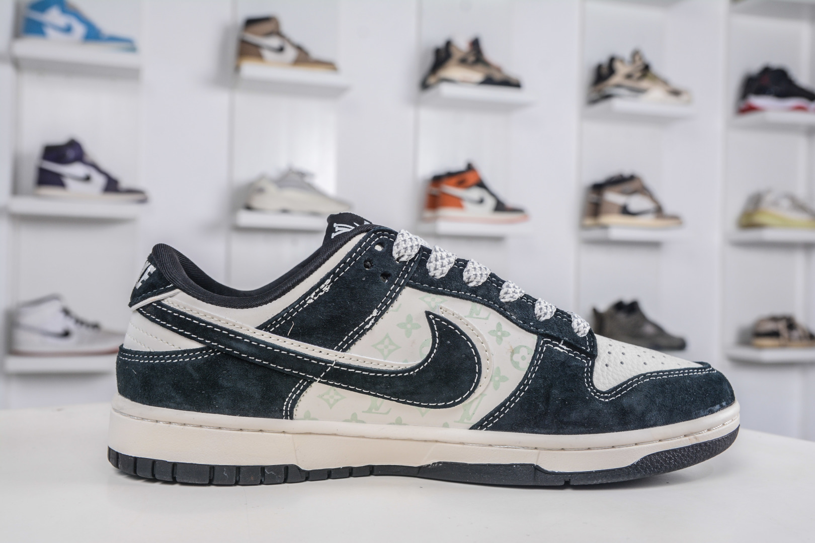 Nike SB Dunk Low x Louis Vuitton Black/White: Premium Quality Sneaker 4 cmp i1760717470053 9701 0 2