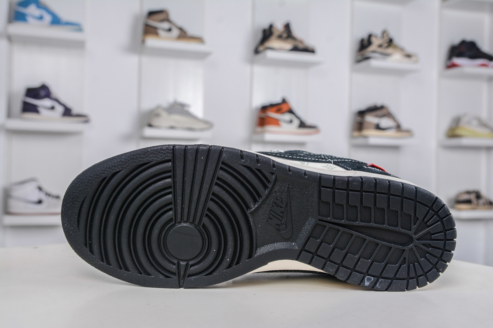 Nike SB Dunk Low x Louis Vuitton Black/White: Premium Quality Sneaker 6 cmp i1760717472103 3841 0 4