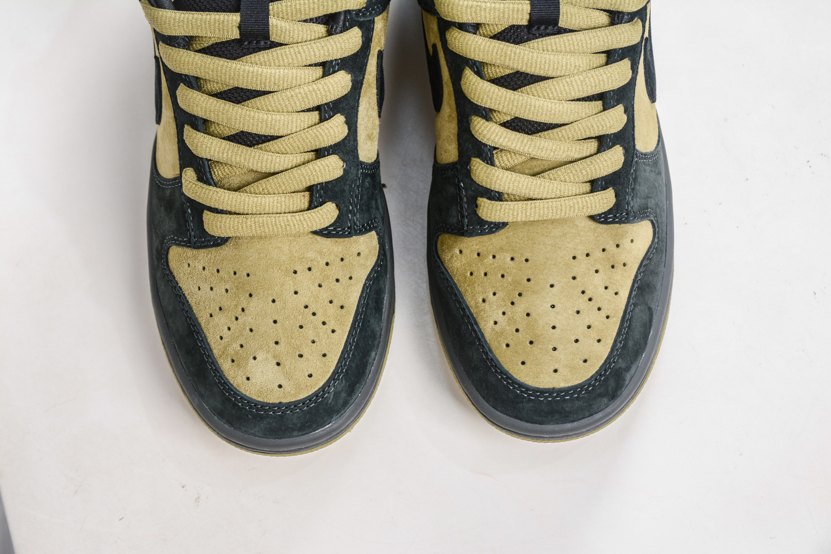 Supreme x Nike SB Dunk Low 'Black/Yellow' Collaboration Sneakers 9 cmp i1760718141517 9478 0 8