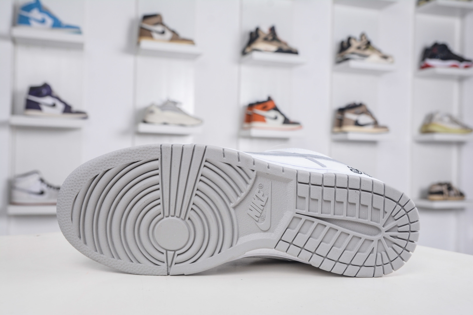 Supreme x Nike SB Dunk Low White/Grey Authentic Limited Edition Sneakers 6 cmp i1760718183381 8554 0 4