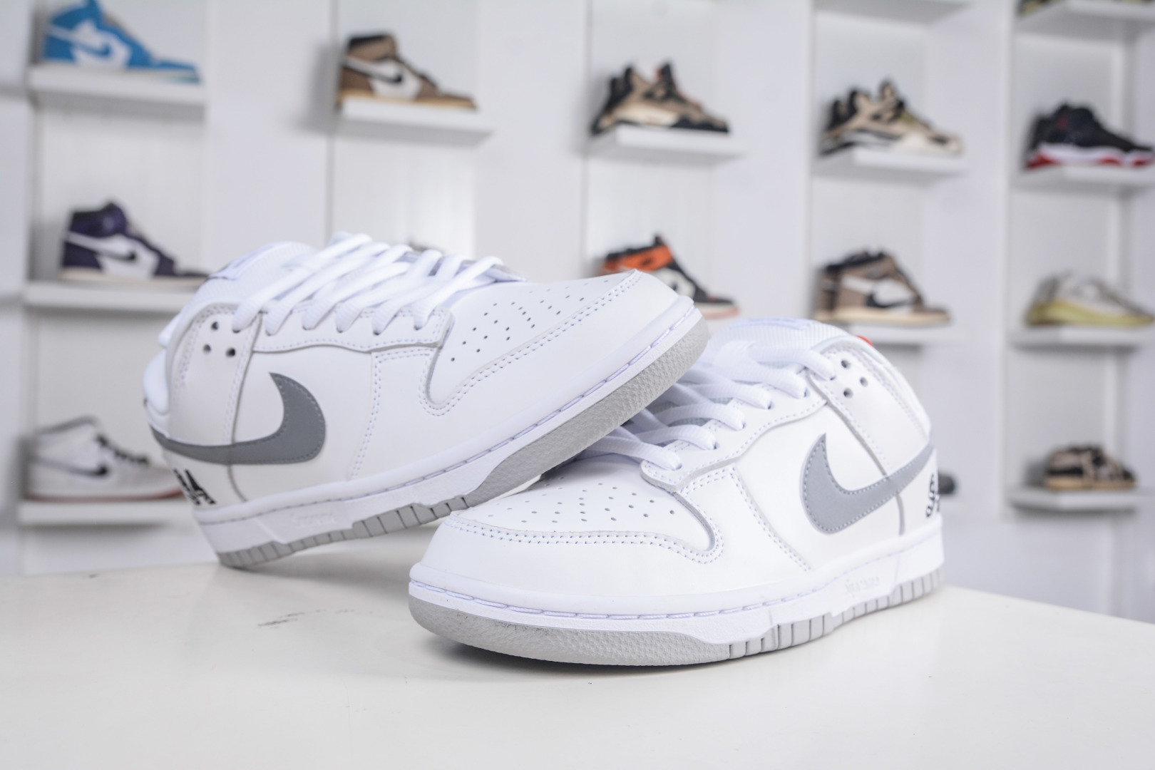 Supreme x Nike SB Dunk Low White/Grey Authentic Limited Edition Sneakers 5 cmp i1760718183383 2900 0 3