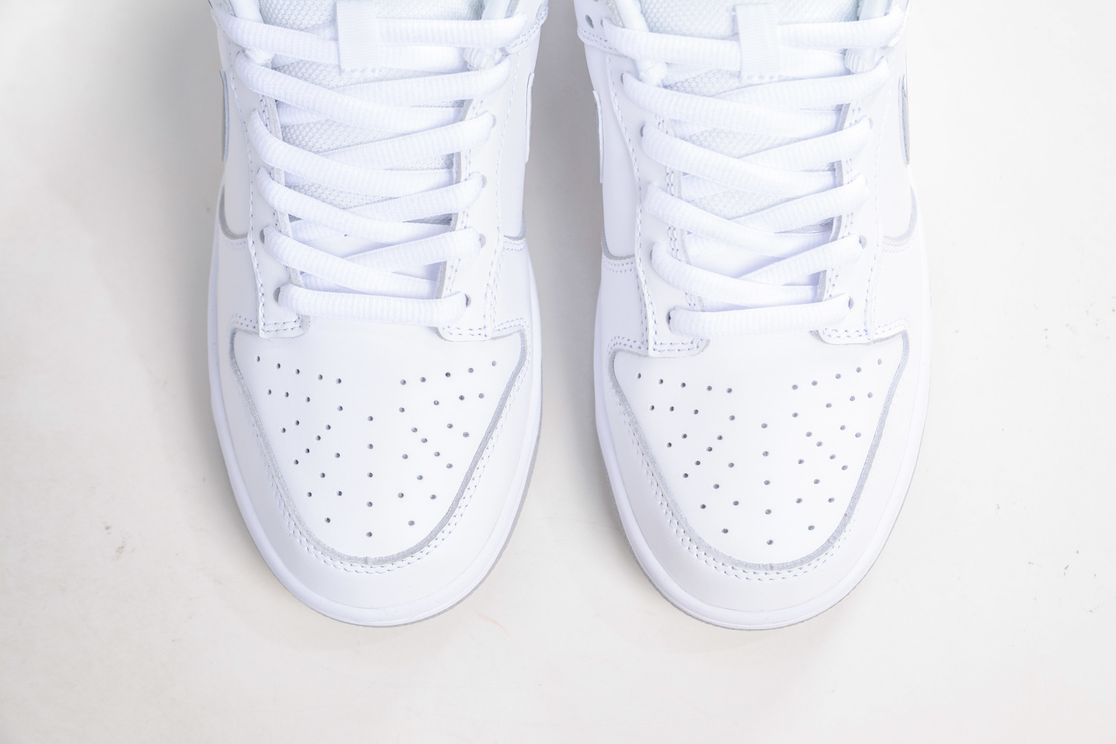 Supreme x Nike SB Dunk Low White/Grey Authentic Limited Edition Sneakers 10 cmp i1760718183386 704 0 8