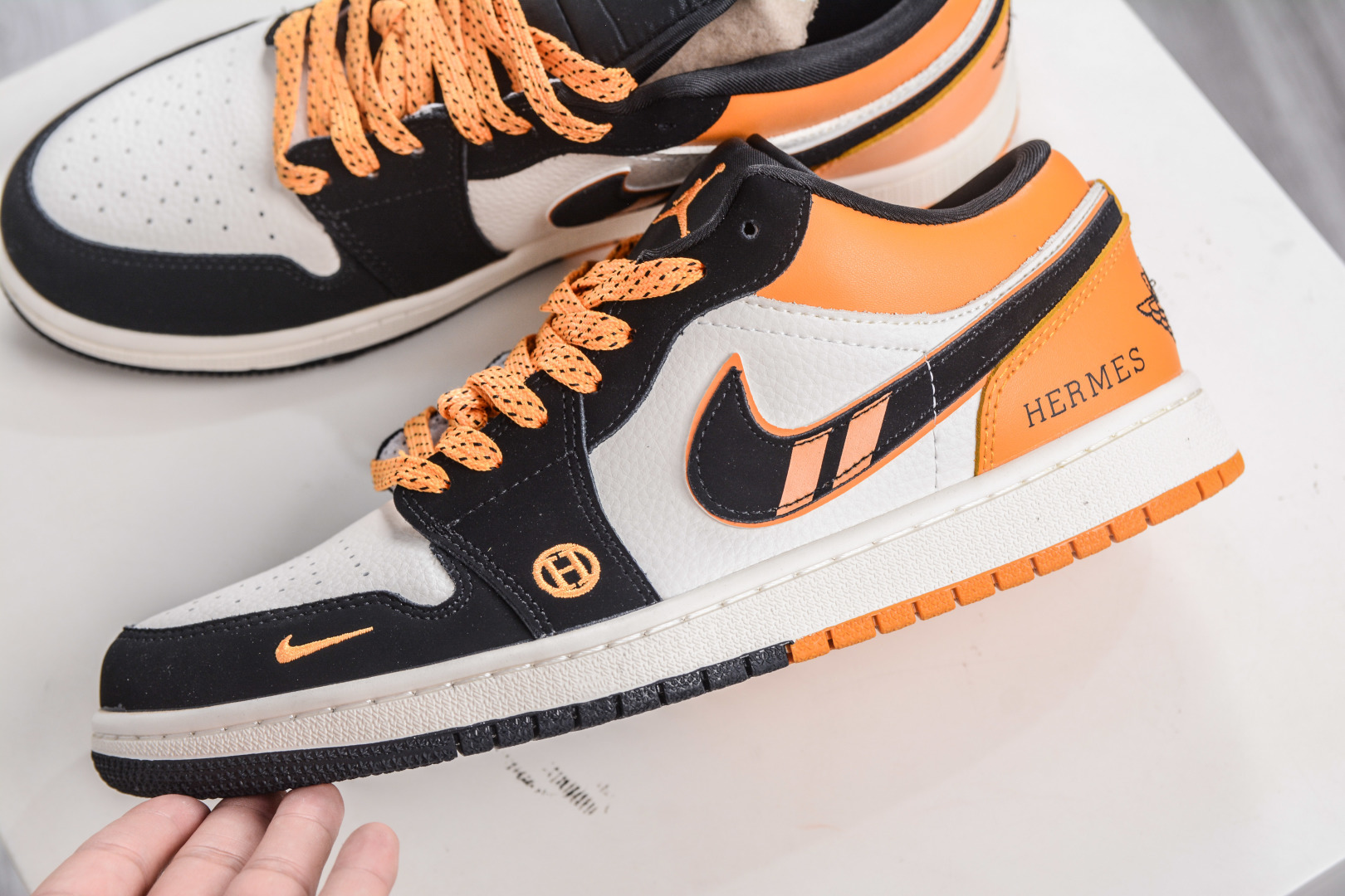 Air Jordan 1 Retro Low x HERMES 爱马仕联名-白黑黄 LJ8888-004-High Quatity Cheap Brand wholesale wholesaler seller Clothes Bags handbags Sneakers Top Fashion Clothing Shoes from China Factory Chinese suppliers best Quality Beautiful Price Air Jordan 1 Retro Low x HERMES 爱马仕联名-白黑黄 LJ8888-004