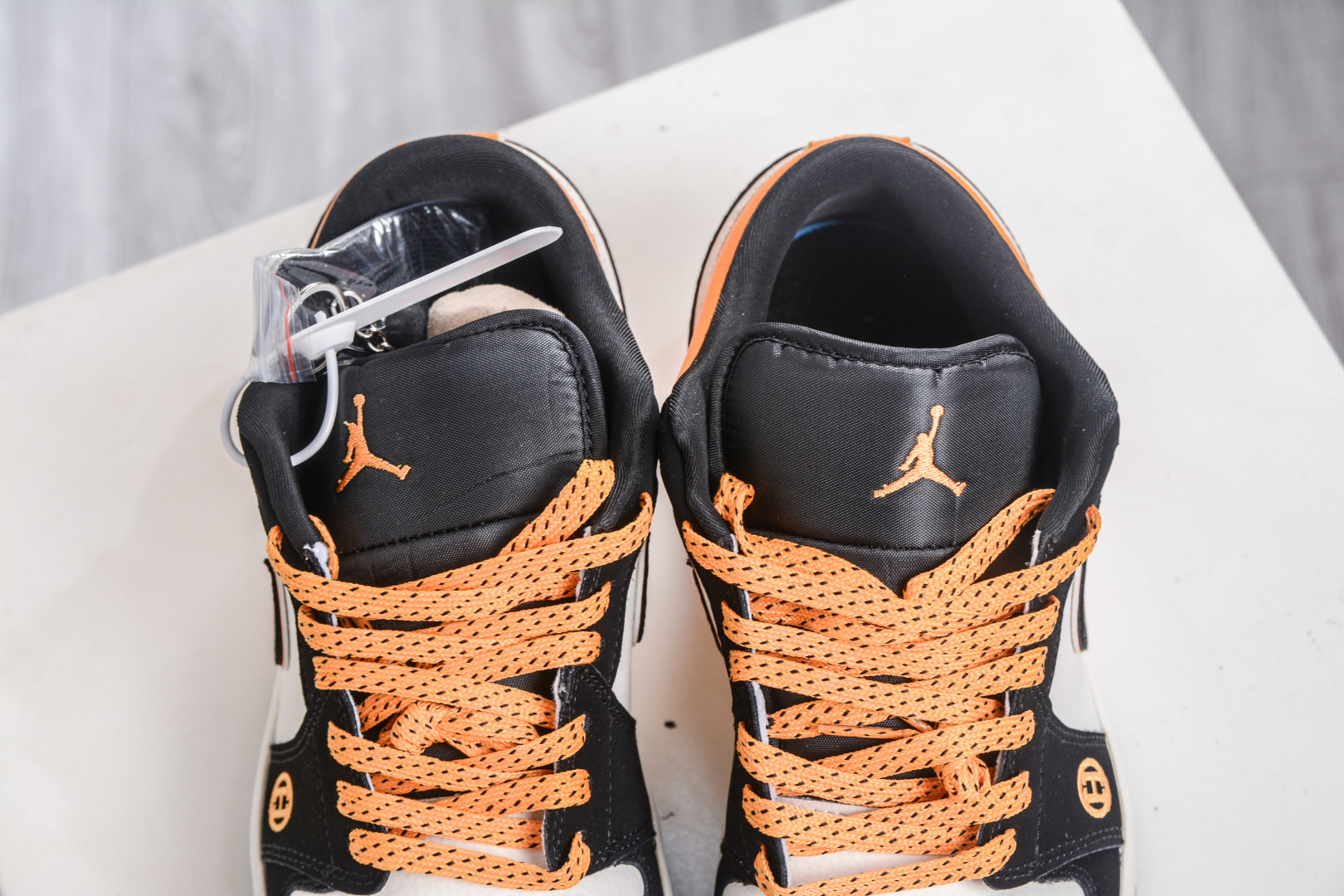 Air Jordan 1 Retro Low x HERMES 爱马仕联名-白黑黄 LJ8888-004-High Quatity Cheap Brand wholesale wholesaler seller Clothes Bags handbags Sneakers Top Fashion Clothing Shoes from China Factory Chinese suppliers best Quality Beautiful Price Air Jordan 1 Retro Low x HERMES 爱马仕联名-白黑黄 LJ8888-004