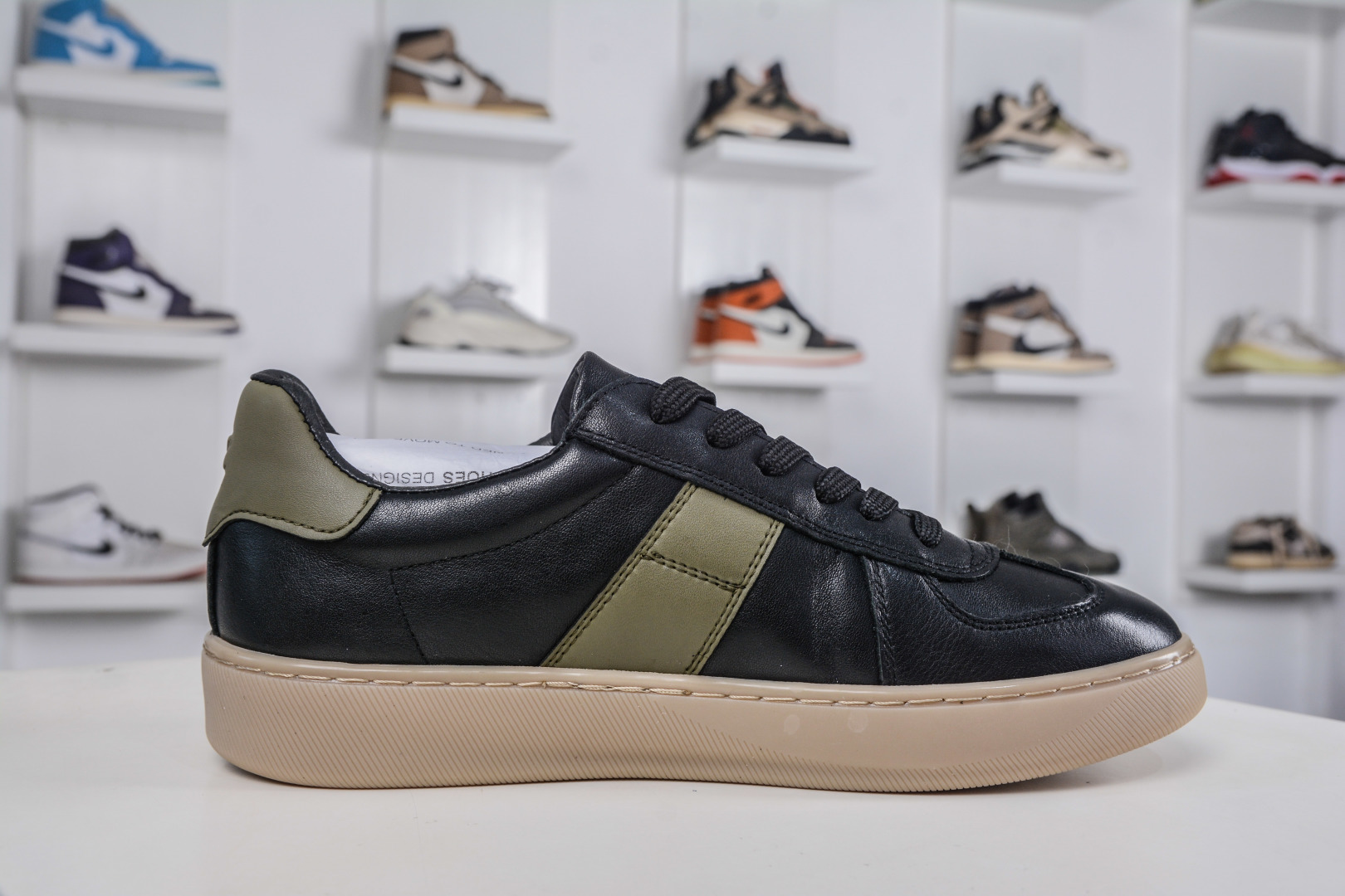 ECCO爱步休闲鞋秋 25年新款时尚德训鞋 经典百搭板鞋 632521-01-High Quatity Cheap Brand wholesale wholesaler seller Clothes Bags handbags Sneakers Top Fashion Clothing Shoes from China Factory Chinese suppliers best Quality Beautiful Price ECCO爱步休闲鞋秋 25年新款时尚德训鞋 经典百搭板鞋 632521-01