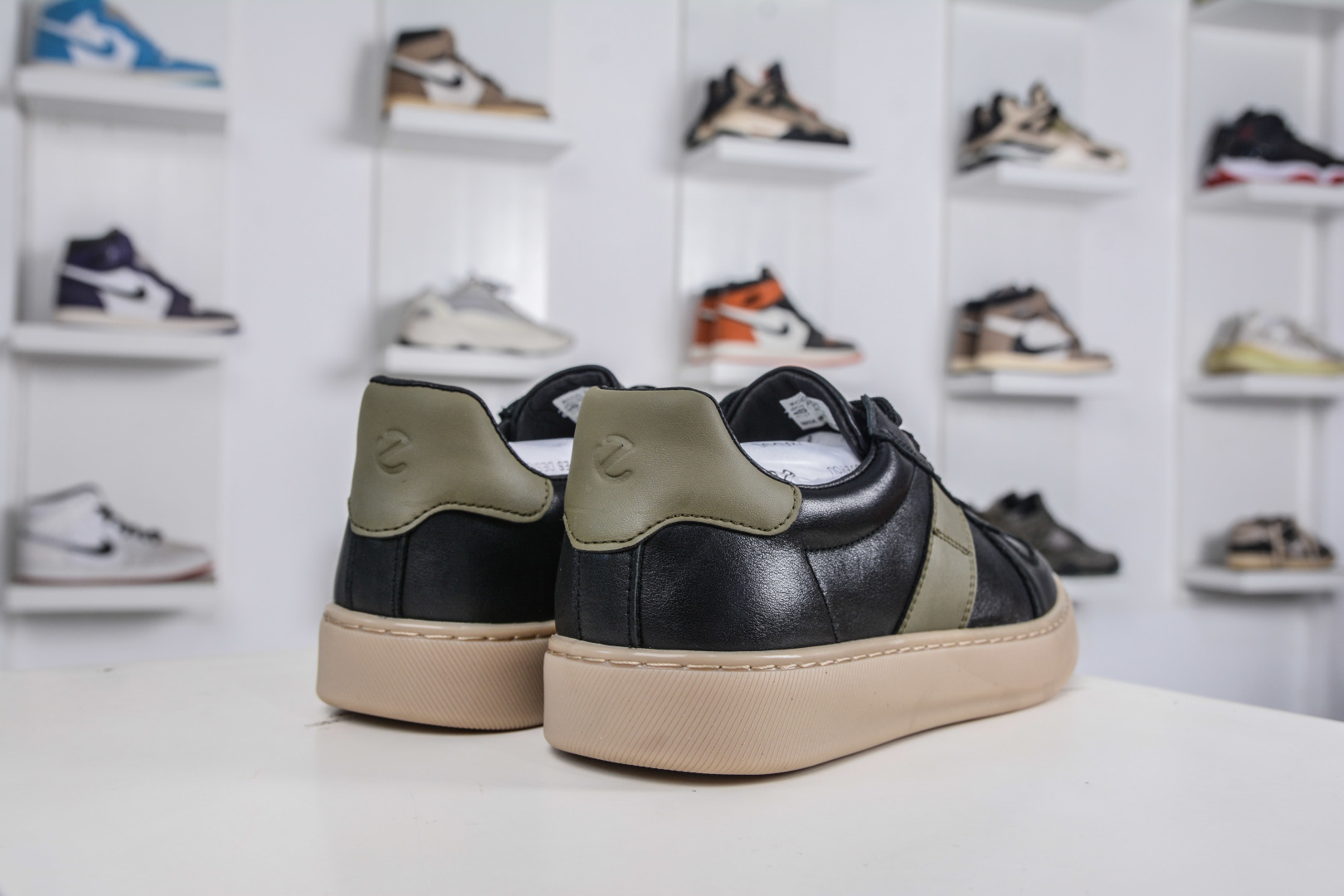 ECCO爱步休闲鞋秋 25年新款时尚德训鞋 经典百搭板鞋 632521-01-High Quatity Cheap Brand wholesale wholesaler seller Clothes Bags handbags Sneakers Top Fashion Clothing Shoes from China Factory Chinese suppliers best Quality Beautiful Price ECCO爱步休闲鞋秋 25年新款时尚德训鞋 经典百搭板鞋 632521-01