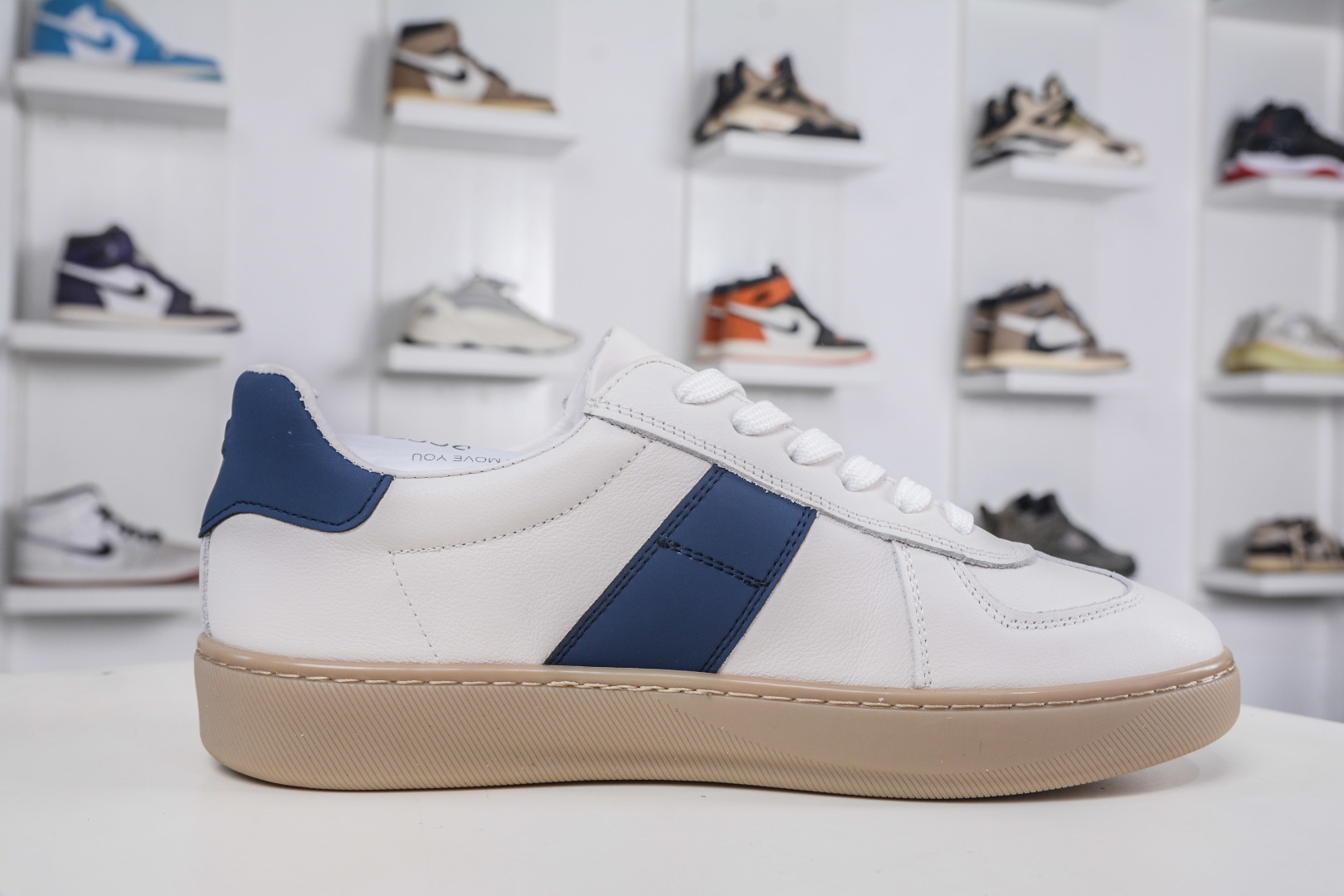 ECCO爱步休闲鞋秋 25年新款时尚德训鞋 经典百搭板鞋 632521-010-High Quatity Cheap Brand wholesale wholesaler seller Clothes Bags handbags Sneakers Top Fashion Clothing Shoes from China Factory Chinese suppliers best Quality Beautiful Price ECCO爱步休闲鞋秋 25年新款时尚德训鞋 经典百搭板鞋 632521-010