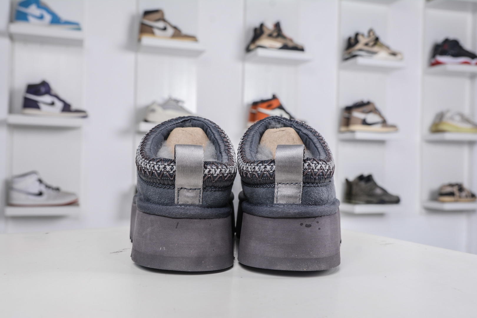 UGG Tazz Platform Slipper: Comfortable, Warm, and Stylish Slip-Ons 2 cmp i1760887092149 6972 0 1