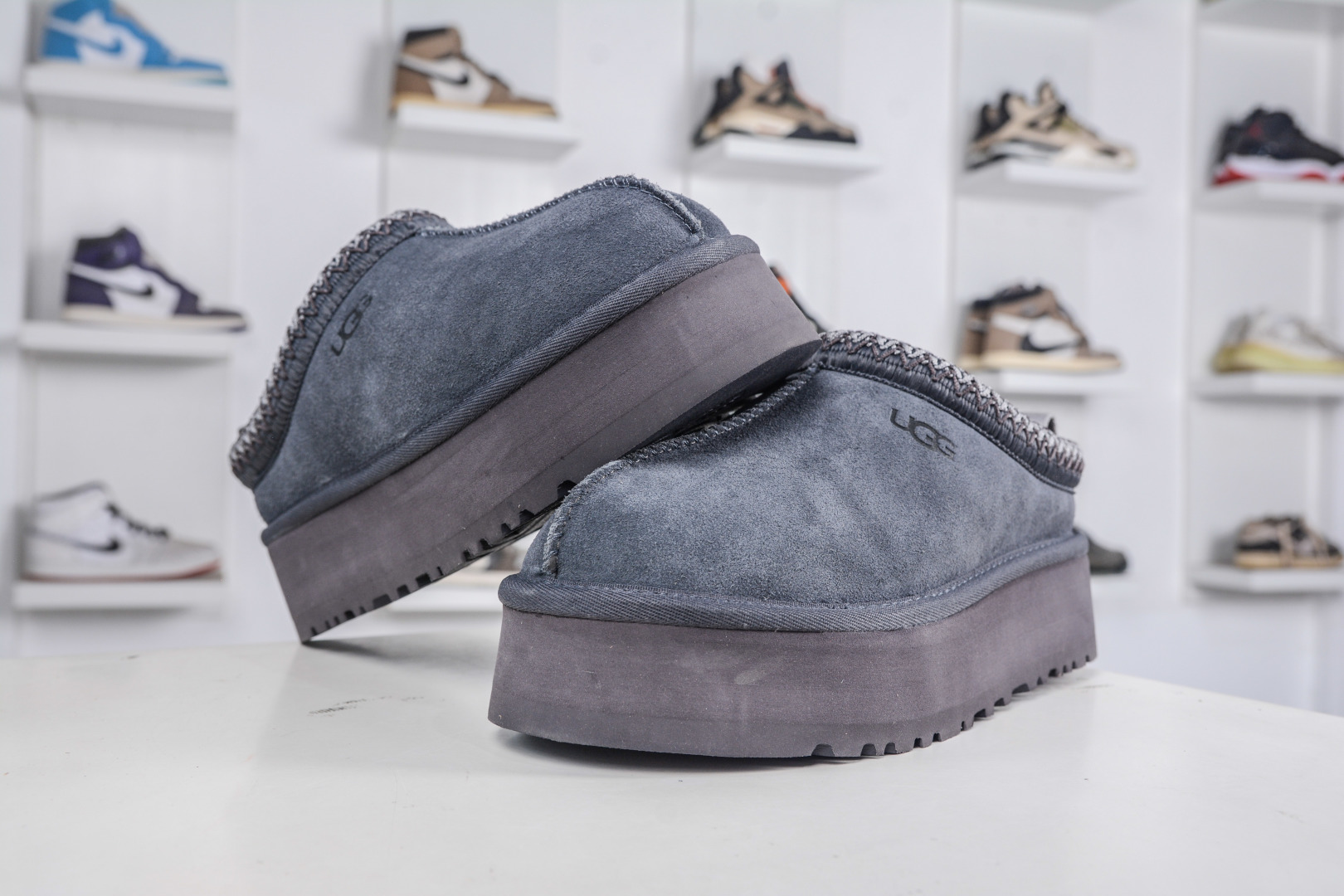 UGG Tazz Platform Slipper: Comfortable, Warm, and Stylish Slip-Ons 4 cmp i1760887092150 9405 0 3