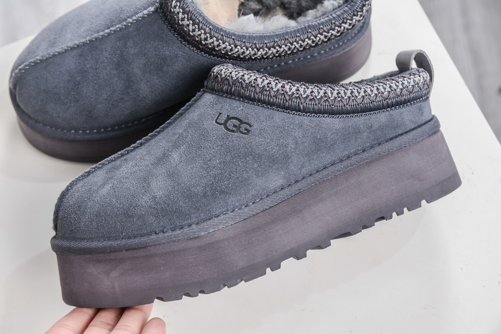 UGG Tazz Platform Slipper: Comfortable, Warm, and Stylish Slip-Ons 7 cmp i1760887092151 3986 0 6