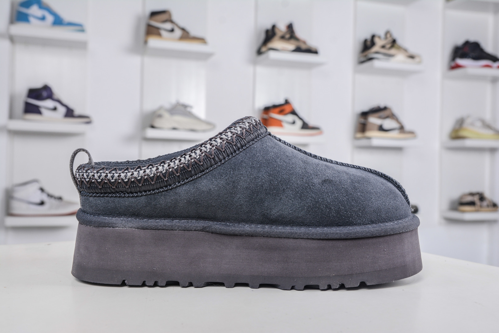 UGG Tazz Platform Slipper: Comfortable, Warm, and Stylish Slip-Ons 3 cmp i1760887094087 7991 0 2