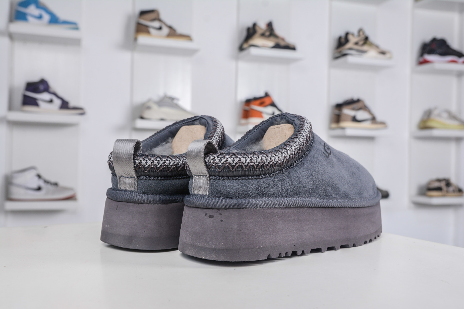 UGG Tazz Platform Slipper: Comfortable, Warm, and Stylish Slip-Ons 6 cmp i1760887094089 1333 0 5