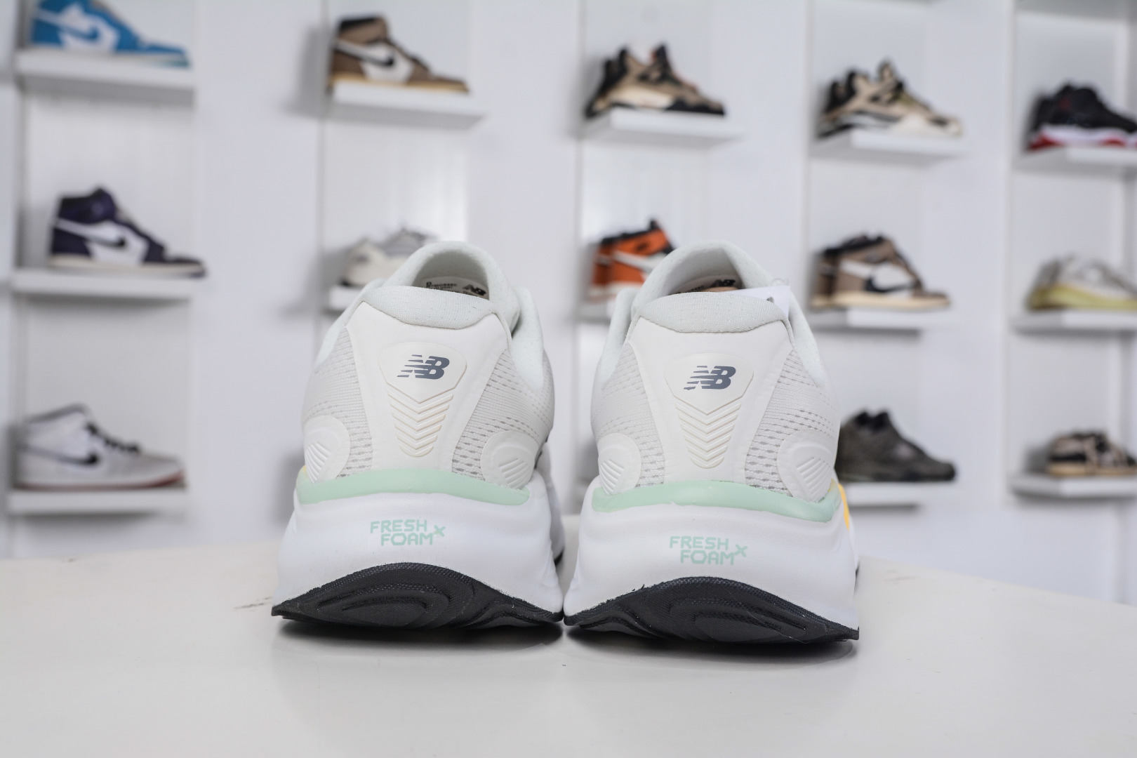 200 New Balance Fresh Foam X More v6 厚底网布织物减震舒适越野跑步鞋 MMOR68C