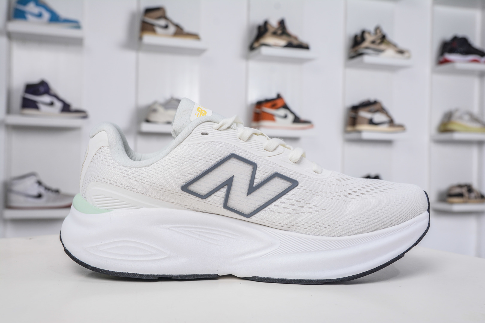 200 New Balance Fresh Foam X More v6 厚底网布织物减震舒适越野跑步鞋 MMOR68C