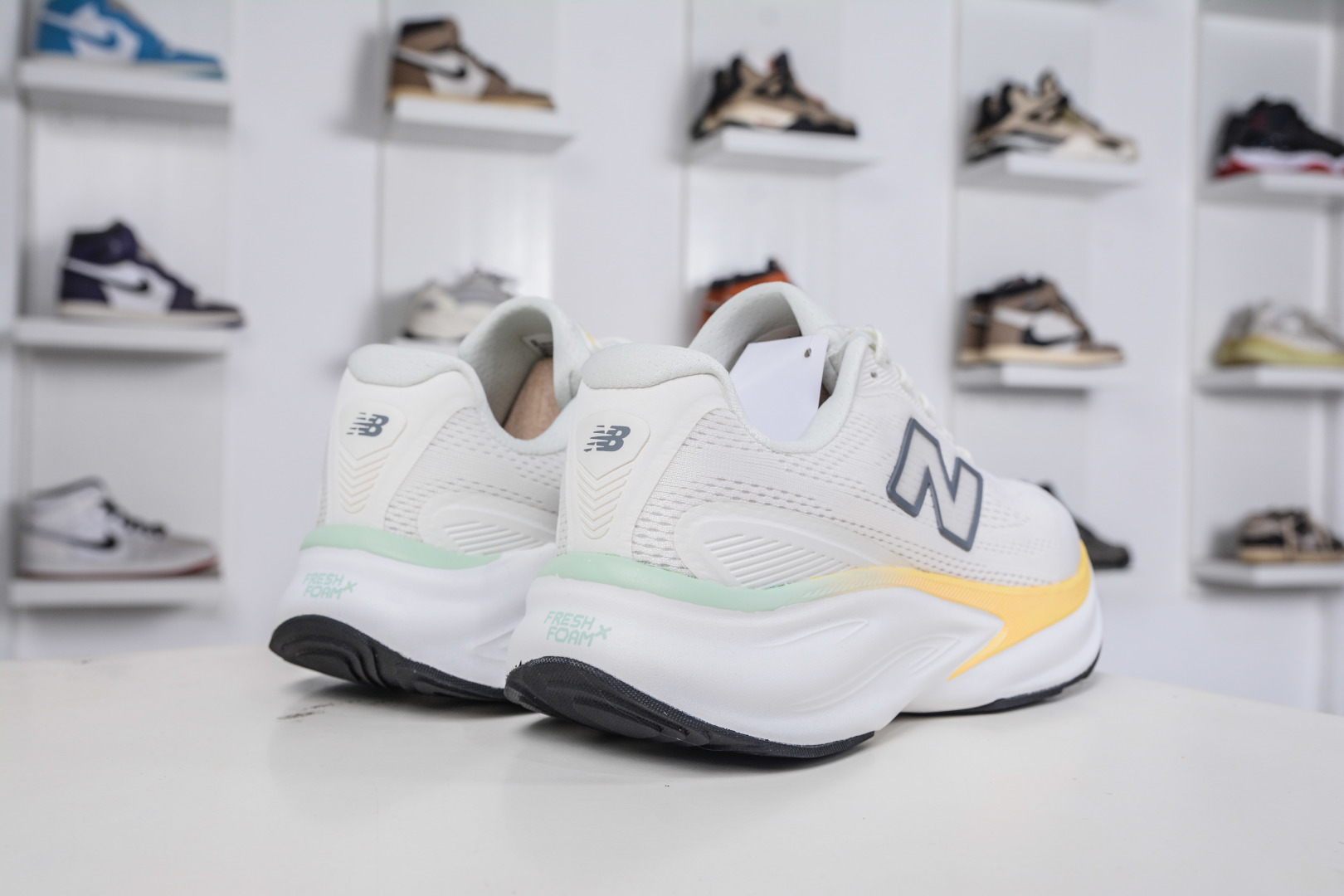 200 New Balance Fresh Foam X More v6 厚底网布织物减震舒适越野跑步鞋 MMOR68C