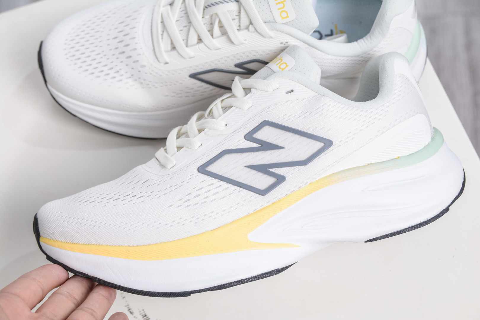 200 New Balance Fresh Foam X More v6 厚底网布织物减震舒适越野跑步鞋 MMOR68C