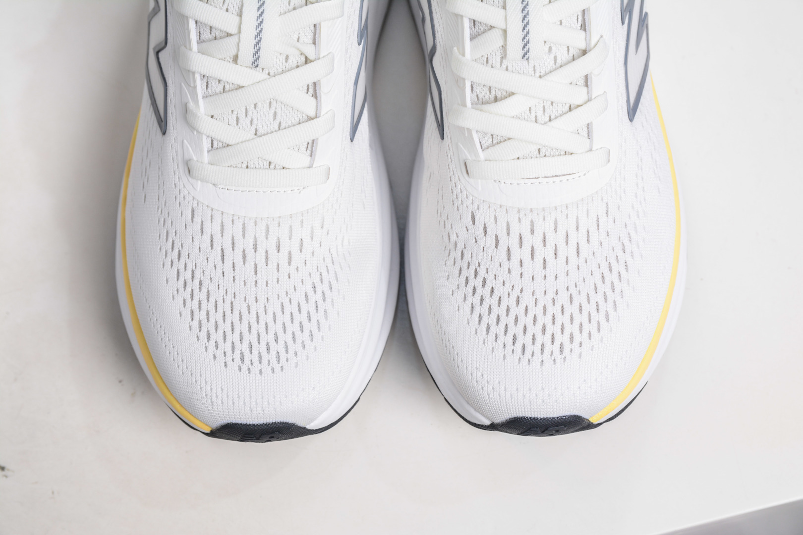 200 New Balance Fresh Foam X More v6 厚底网布织物减震舒适越野跑步鞋 MMOR68C