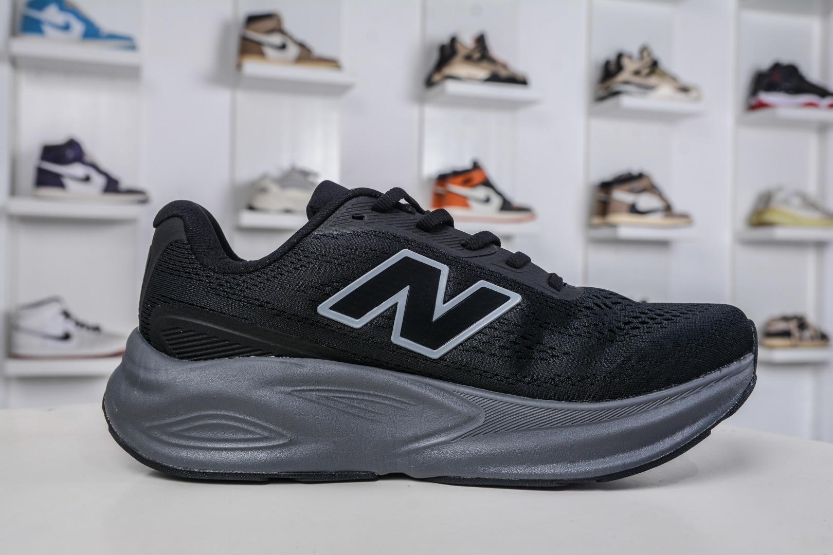 200 New Balance Fresh Foam X More v6 厚底网布织物减震舒适越野跑步鞋能让您的双脚保持凉爽 MMOR68B