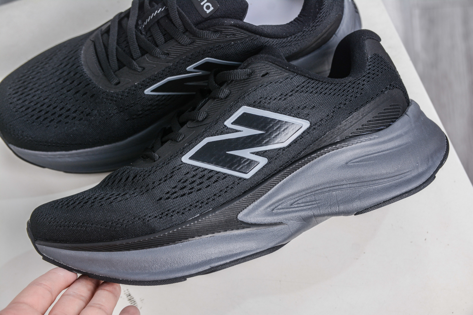 200 New Balance Fresh Foam X More v6 厚底网布织物减震舒适越野跑步鞋能让您的双脚保持凉爽 MMOR68B