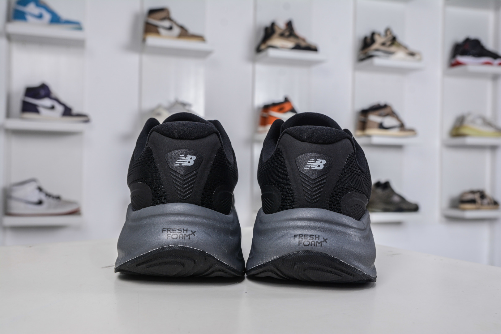 200 New Balance Fresh Foam X More v6 厚底网布织物减震舒适越野跑步鞋能让您的双脚保持凉爽 MMOR68B